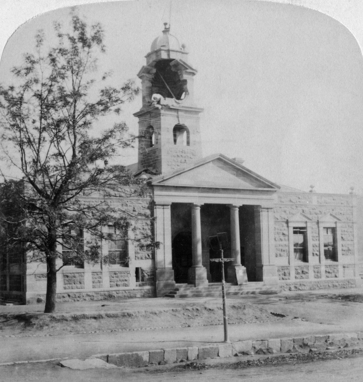 قاعة المدينة ، التي ضربتها قذيفة بوير خلال الحصار ، Ladysmith ، جنوب أفريقيا ، 1901 بواسطة أندروود أند أندروود