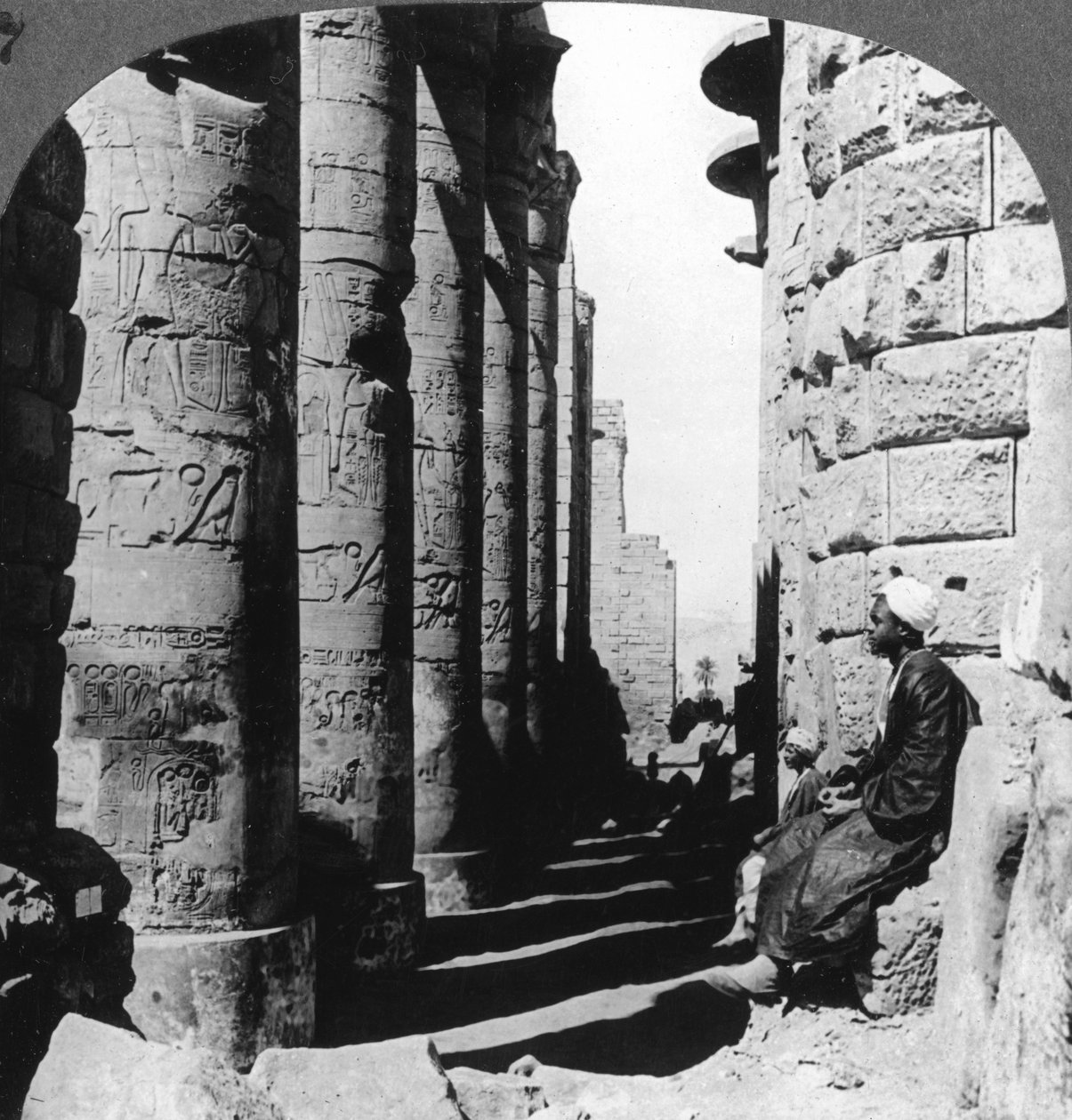 الرواق الشهير في المعبد الكبير بالكرنك ، طيبة ، مصر ، 1905. بواسطة أندروود أند أندروود