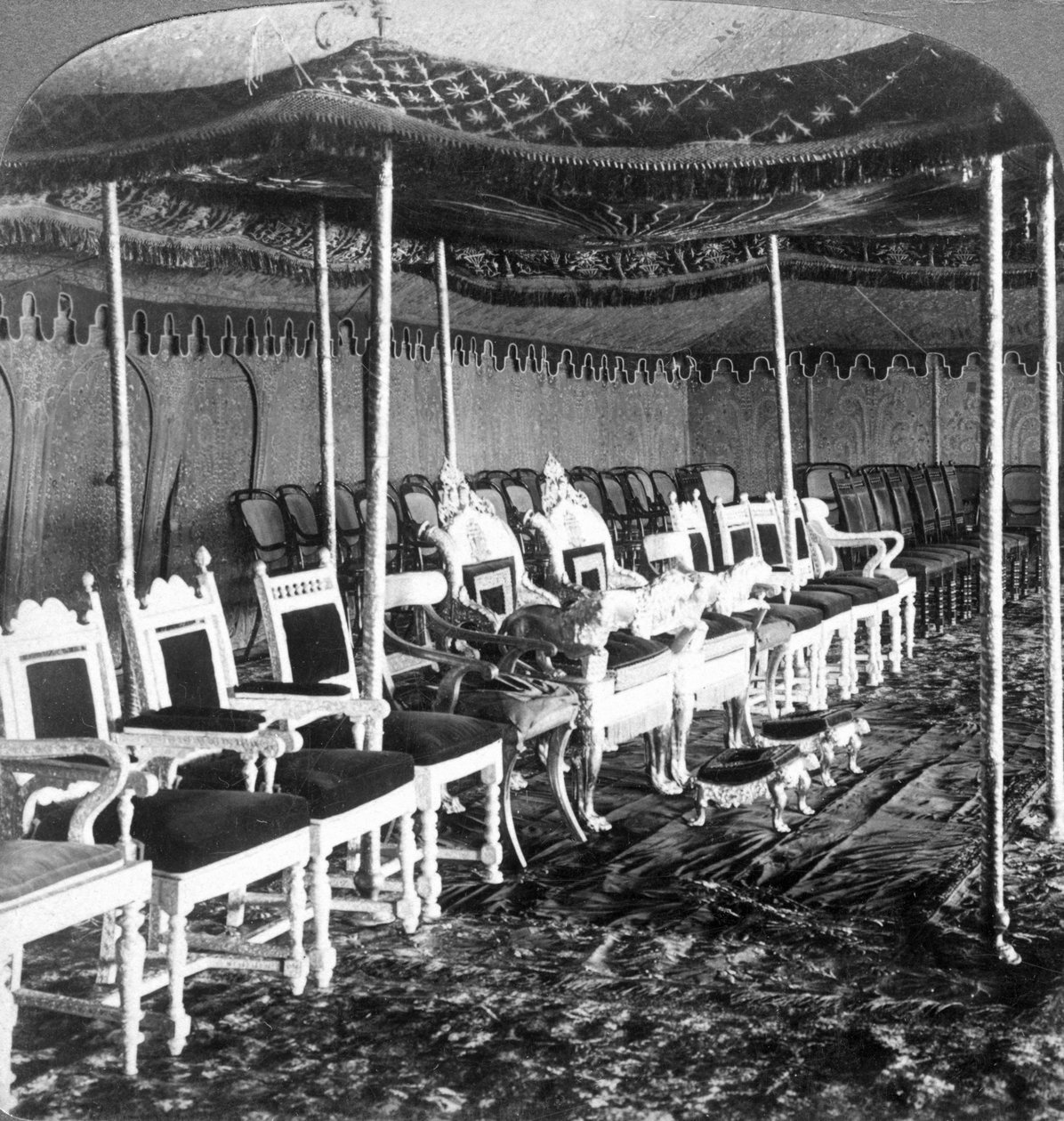 المظلة الذهبية في خيمة دوربار في مهراجا كشمير ، دلهي ، الهند ، 1903. بواسطة أندروود أند أندروود