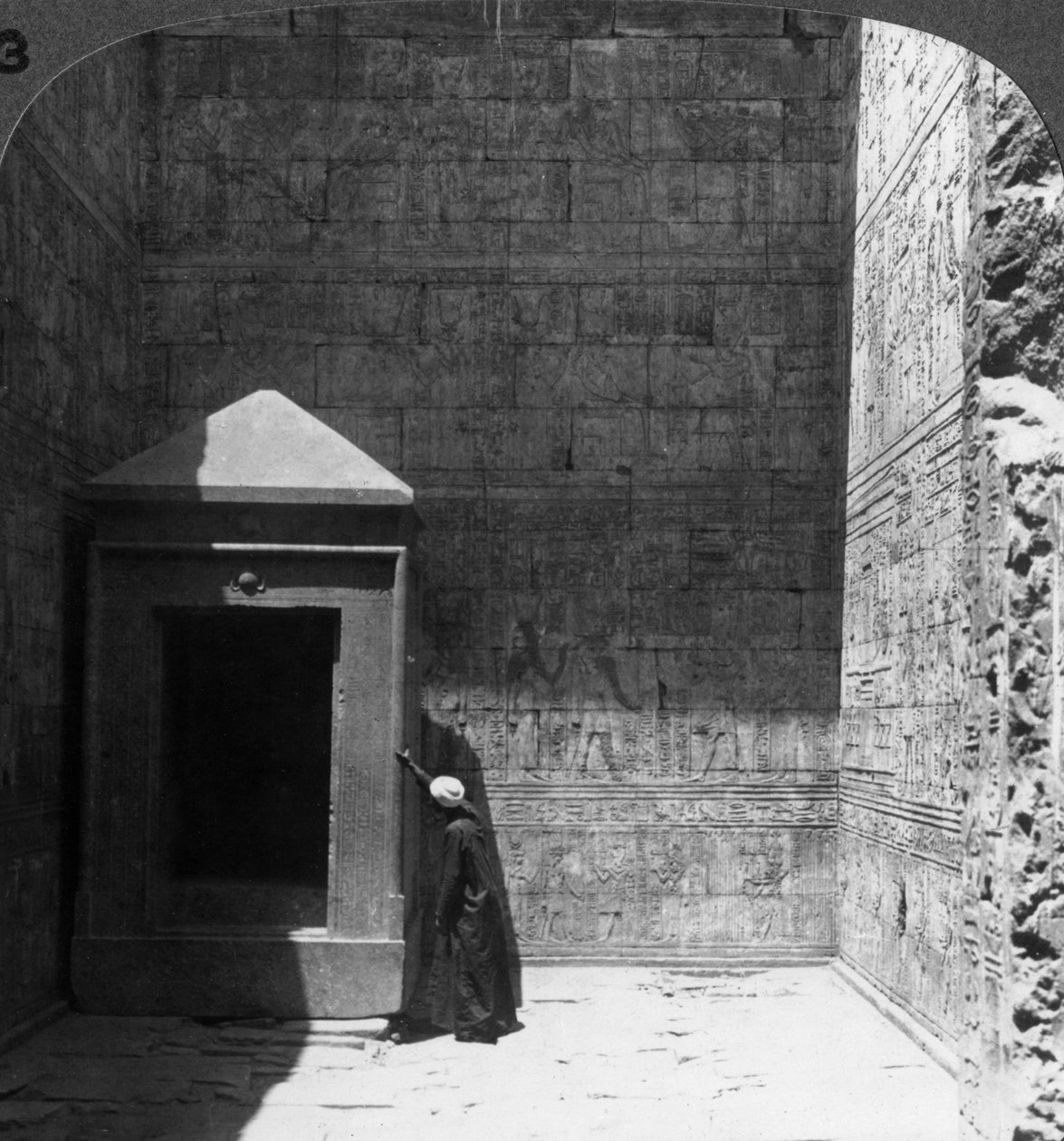 قدس الأقداس والمزار للصورة الإلهية ، معبد إدفو ، مصر ، 1905. بواسطة أندروود أند أندروود