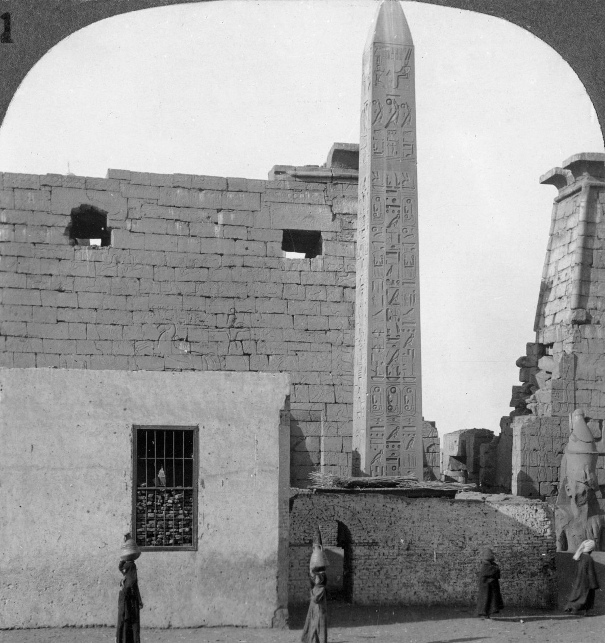 مسلة رمسيس الثاني وأمام معبد الأقصر ، طيبة ، مصر ، 1905. بواسطة أندروود أند أندروود