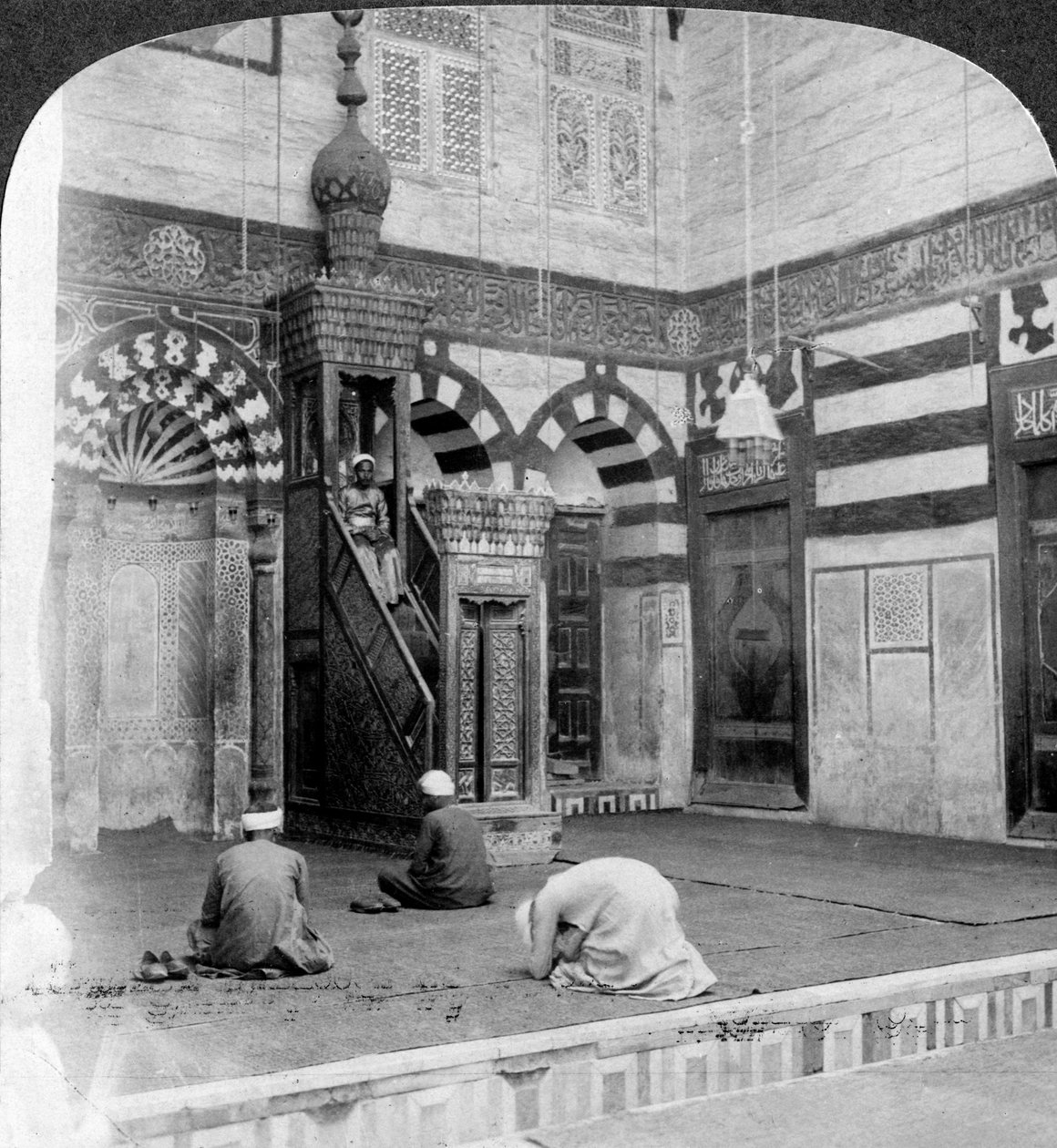 محراب الصلاة والمنبر في مسجد مقبرة كيت بك ، القاهرة ، مصر ، 1905. بواسطة أندروود أند أندروود