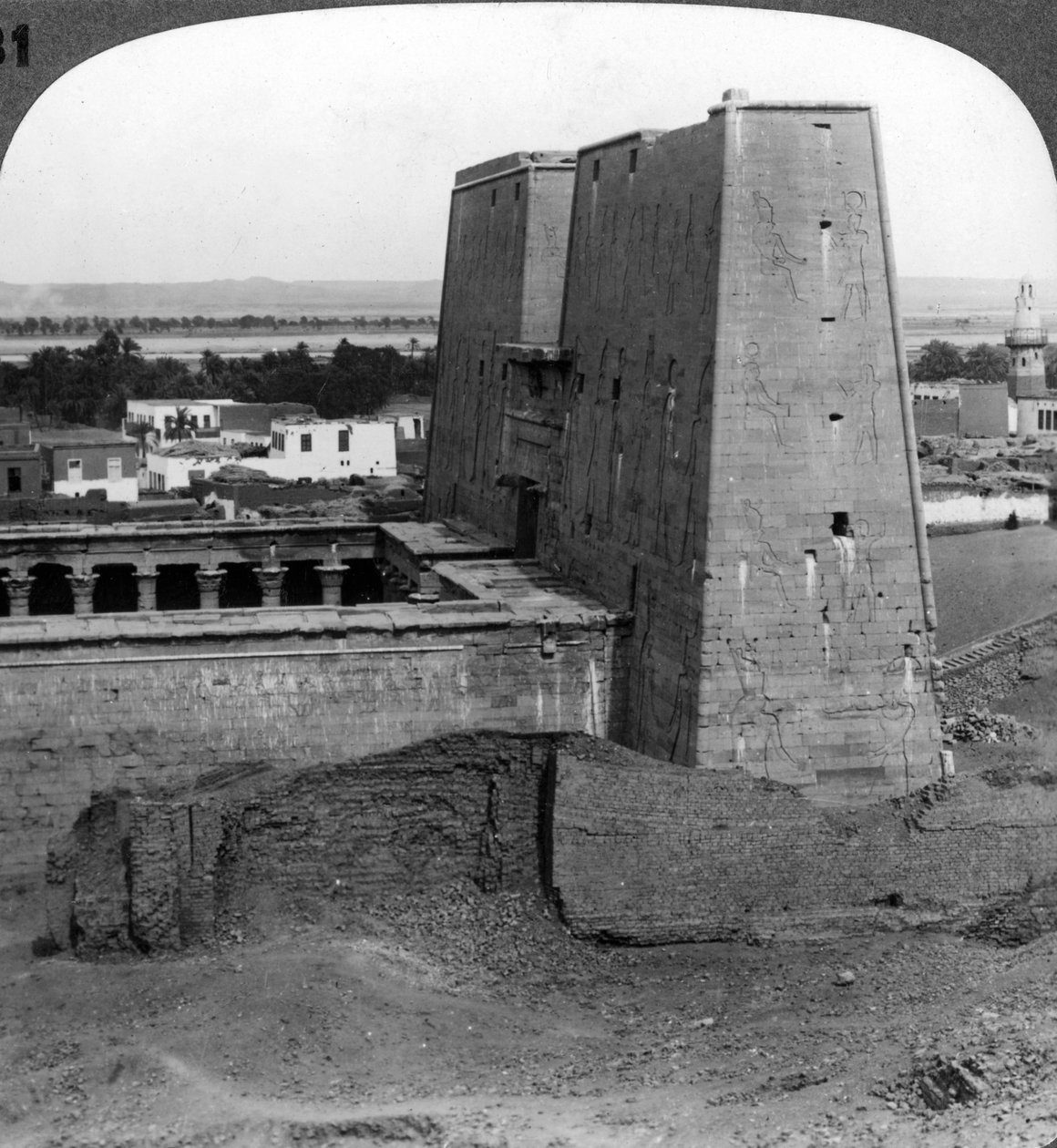 الصرح والداخلي لمعبد حورس في إدفو ، مصر ، 1900. بواسطة أندروود أند أندروود