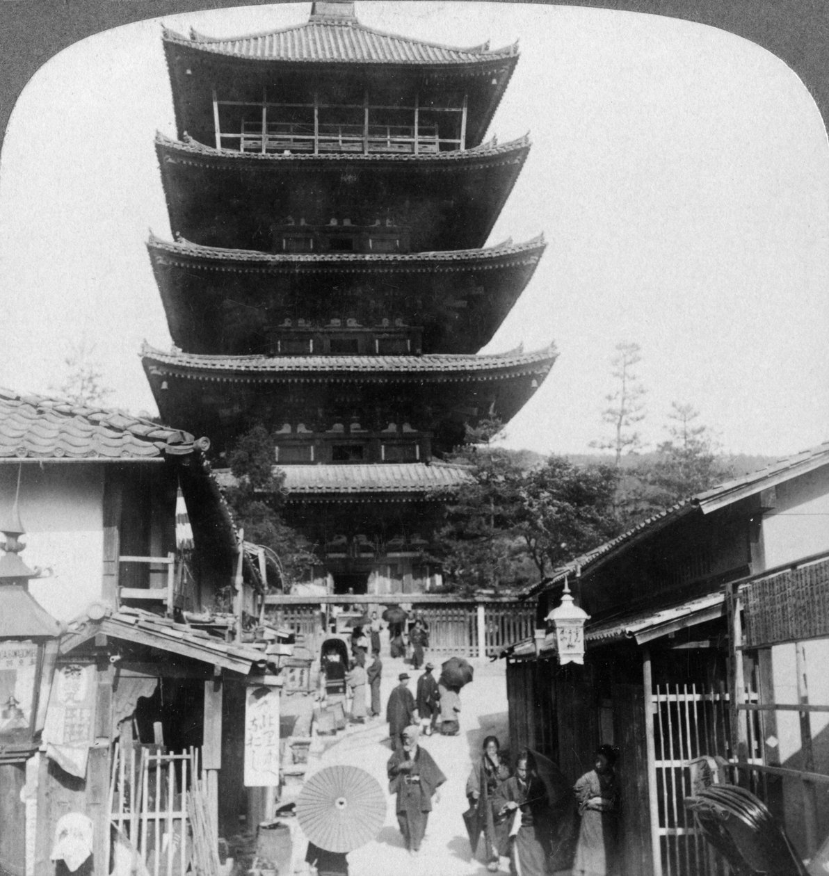 الجانب الغربي من Yasaka Pagoda المكون من خمسة طوابق ، كيوتو ، اليابان ، 1904. بواسطة أندروود أند أندروود