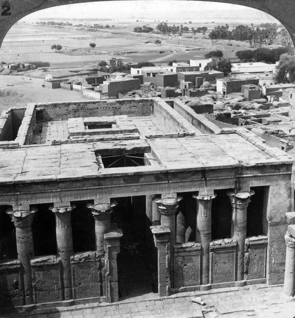 المعبد المحفوظ بشكل رائع في إدفو ، مصر ، 1905. بواسطة أندروود أند أندروود