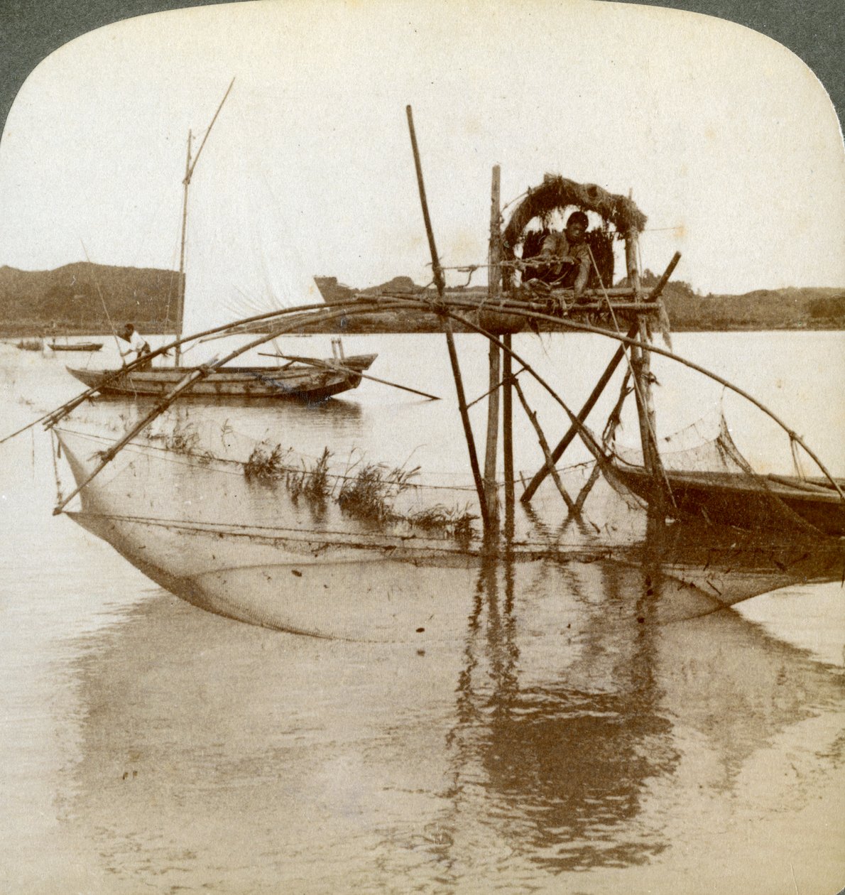 كادح البحر ، بشبكته الغريبة ، خليج ماتسوشيما ، اليابان ، 1904 بواسطة أندروود أند أندروود