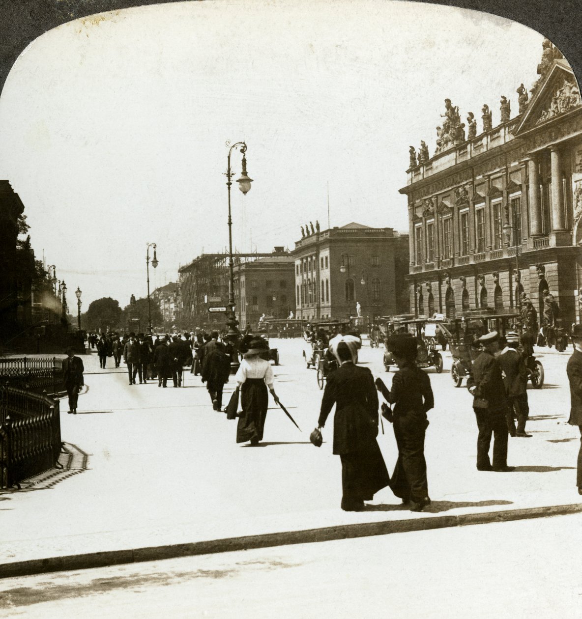 Unter den Linden ، برلين ، ألمانيا. بواسطة أندروود أند أندروود