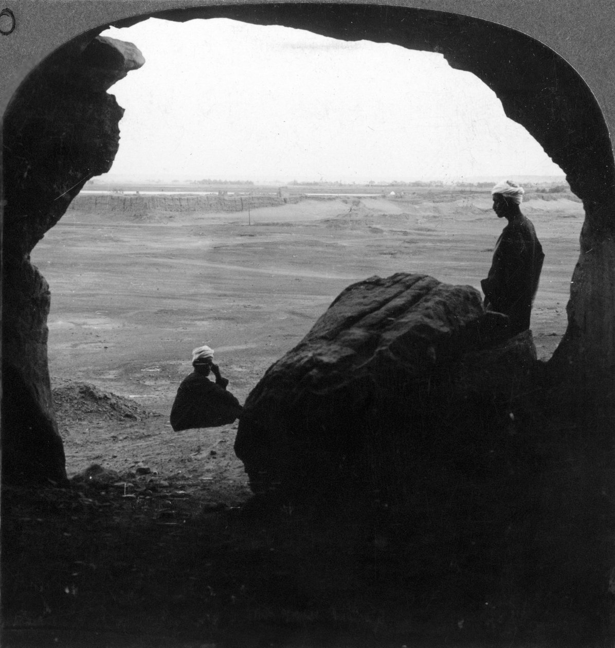 مدينة الكاب المسورة ، من باب قبر في المنحدرات ، مصر ، 1905. بواسطة أندروود أند أندروود