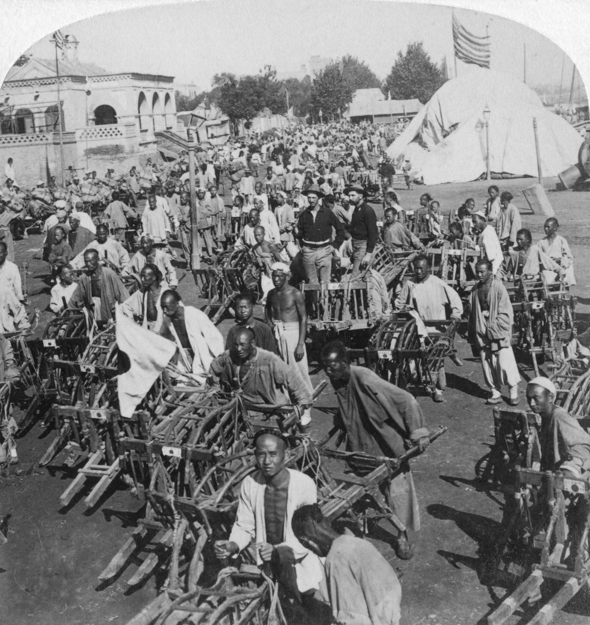 نقل عربة يدوية في هبوط القارب ، تيانتسين تيانجين ، الصين ، 1901 بواسطة أندروود أند أندروود