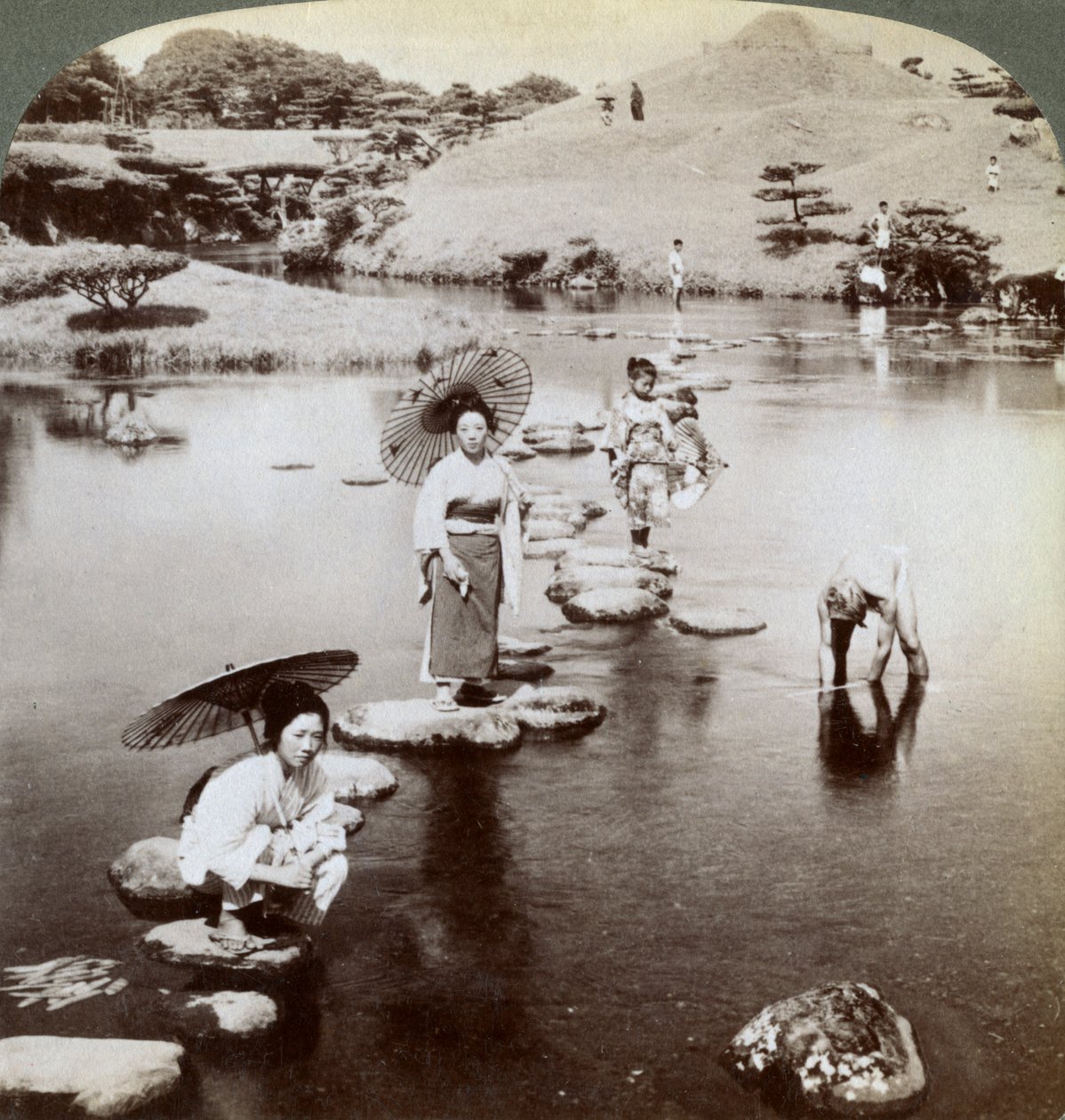 نساء يعبرن البحيرة على الدرجات الحجرية ، حديقة Suizen-ji ، كوماموتو ، اليابان ، 1904. بواسطة أندروود أند أندروود