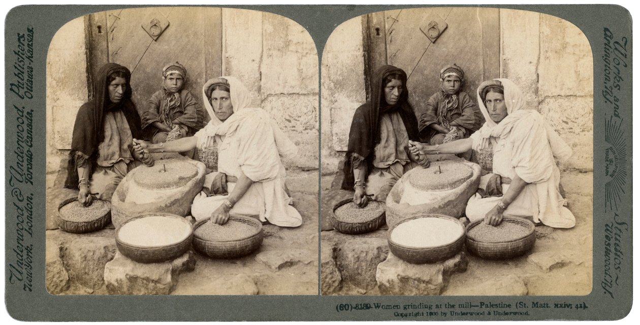 امرأة تطحن في الطاحونة ، فلسطين ، 1900. بواسطة أندروود أند أندروود