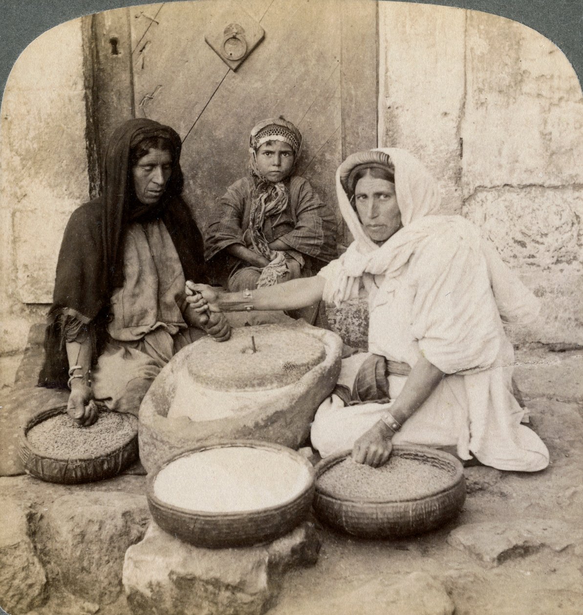 امرأة تطحن في الطاحونة ، فلسطين ، 1900. بواسطة أندروود أند أندروود