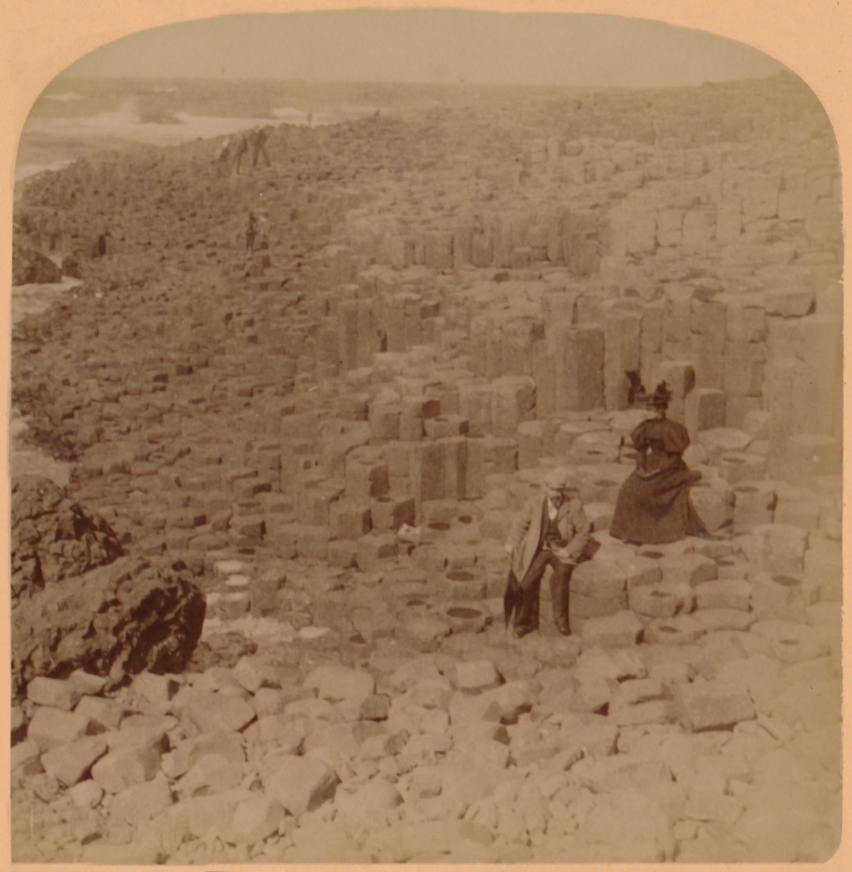 جسر العمالقة الرائع ، مقاطعة أنتريم ، أيرلندا ، 1899. بواسطة أندروود أند أندروود