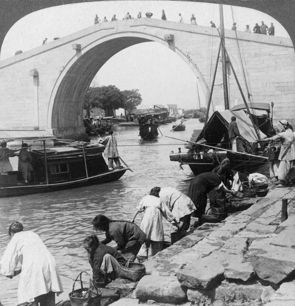 جسر وو مين والقناة الإمبراطورية الكبرى ، سو تشاو سوتشو ، الصين ، 1900. بواسطة أندروود أند أندروود
