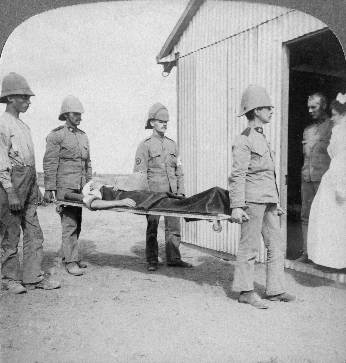مصاب جريح بعد وقوف البوير الشجعان بالقرب من نهر أورانج ، جنوب أفريقيا ، حرب البوير ، 1900 بواسطة أندروود أند أندروود