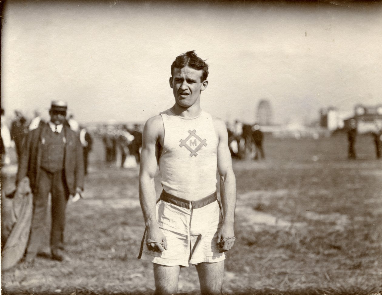 1904 دورة الالعاب الاولمبية- ارشي هان ، نادي ميلووكي الرياضي ، الفائز بسباق 100 متر داش بواسطة غير معروف