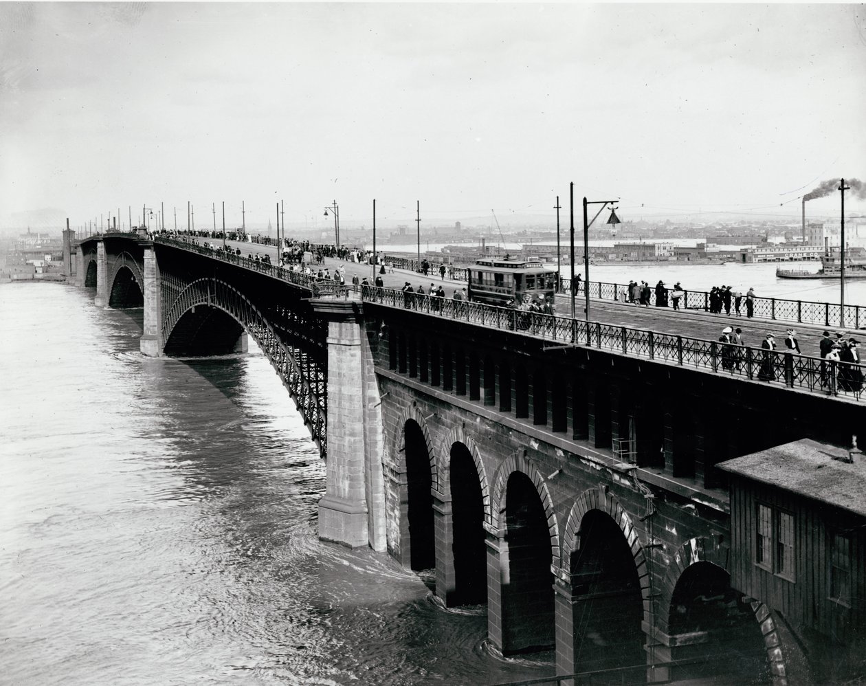 حركة مرور المشاة والعربات على جسر إيدس خلال فيضان 1903 بواسطة غير معروف