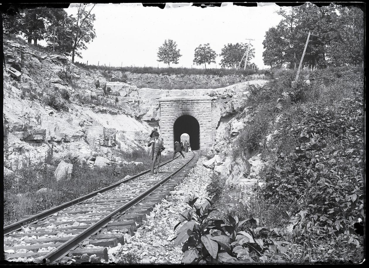 المصورون على المسارات في نفق Meramec Highlands Tunnel بواسطة غير معروف