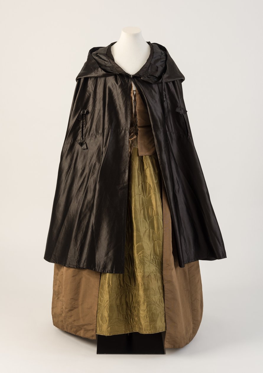 كيب من الساتان الحريري الأسود ، يرتدي مع ثوب نسائي مبطن بالحرير أخضر زيتوني ، 1760s (حرير) بواسطة غير معروف غير معروف