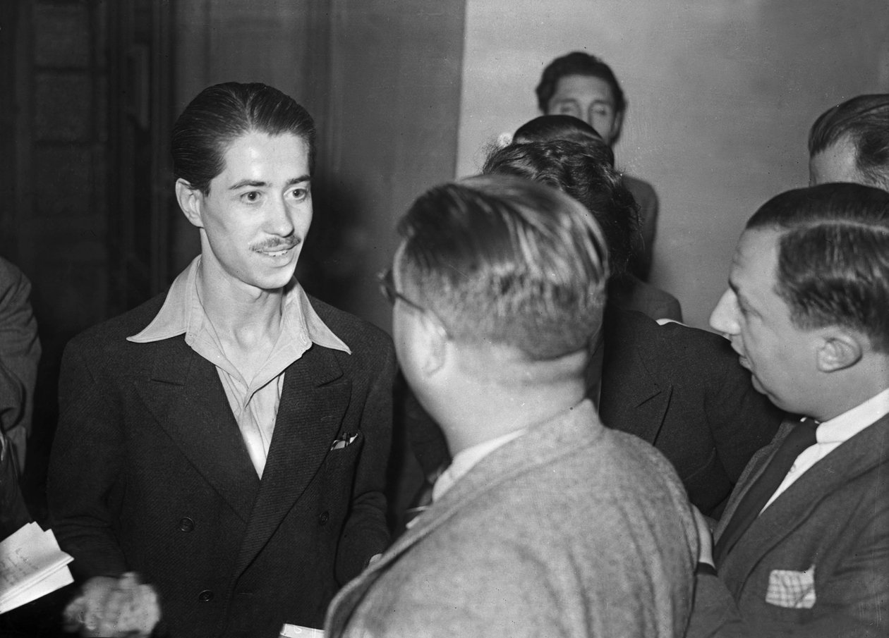 قضية سرقة الرسم Lifndferferent بواسطة واتو (1717): يونيو 1939 ، سرق سيرج بوغسلافسكي قماش في متحف اللوفر ، أغسطس 1939 دعا الصحافة في المحاكم القانونية وأعاد اللوحة بواسطة غير معروف