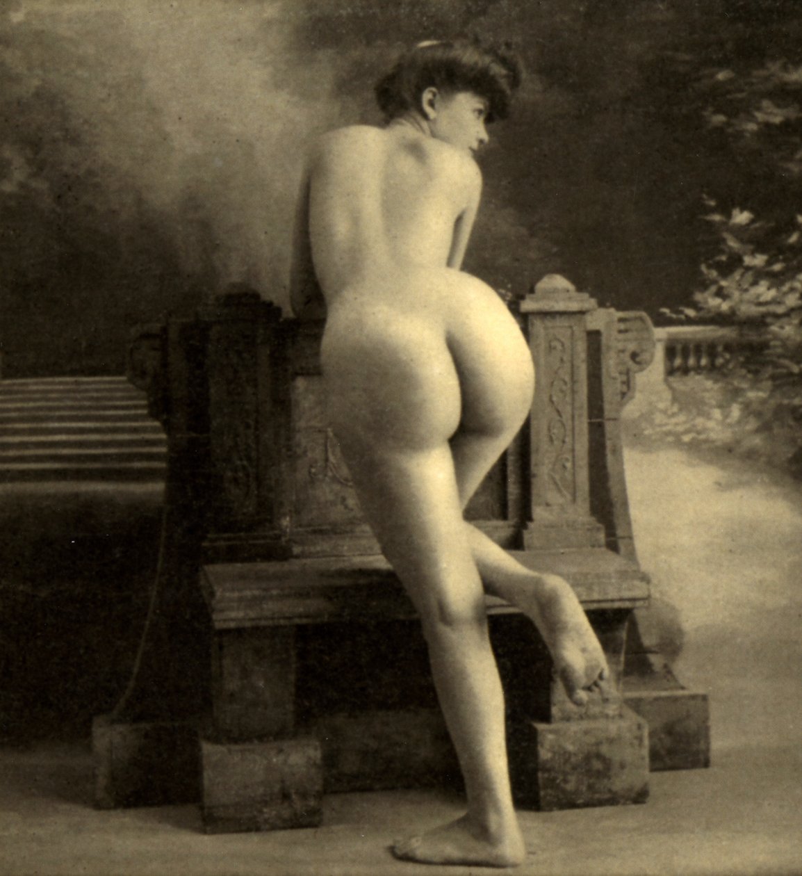 أنثى عارية ، c.1900 (صورة بني داكن) بواسطة غير معروف