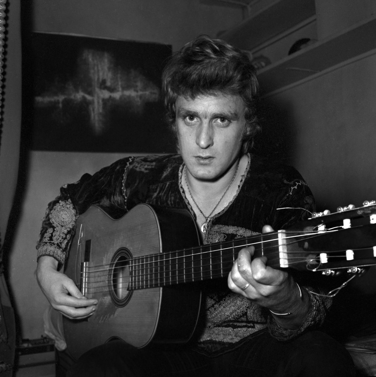 المغني الفرنسي كريستوف (دانيال بيفيلاكوا) يرسم لوحة قماشية في المنزل ، 18 نوفمبر 1969 بواسطة غير معروف