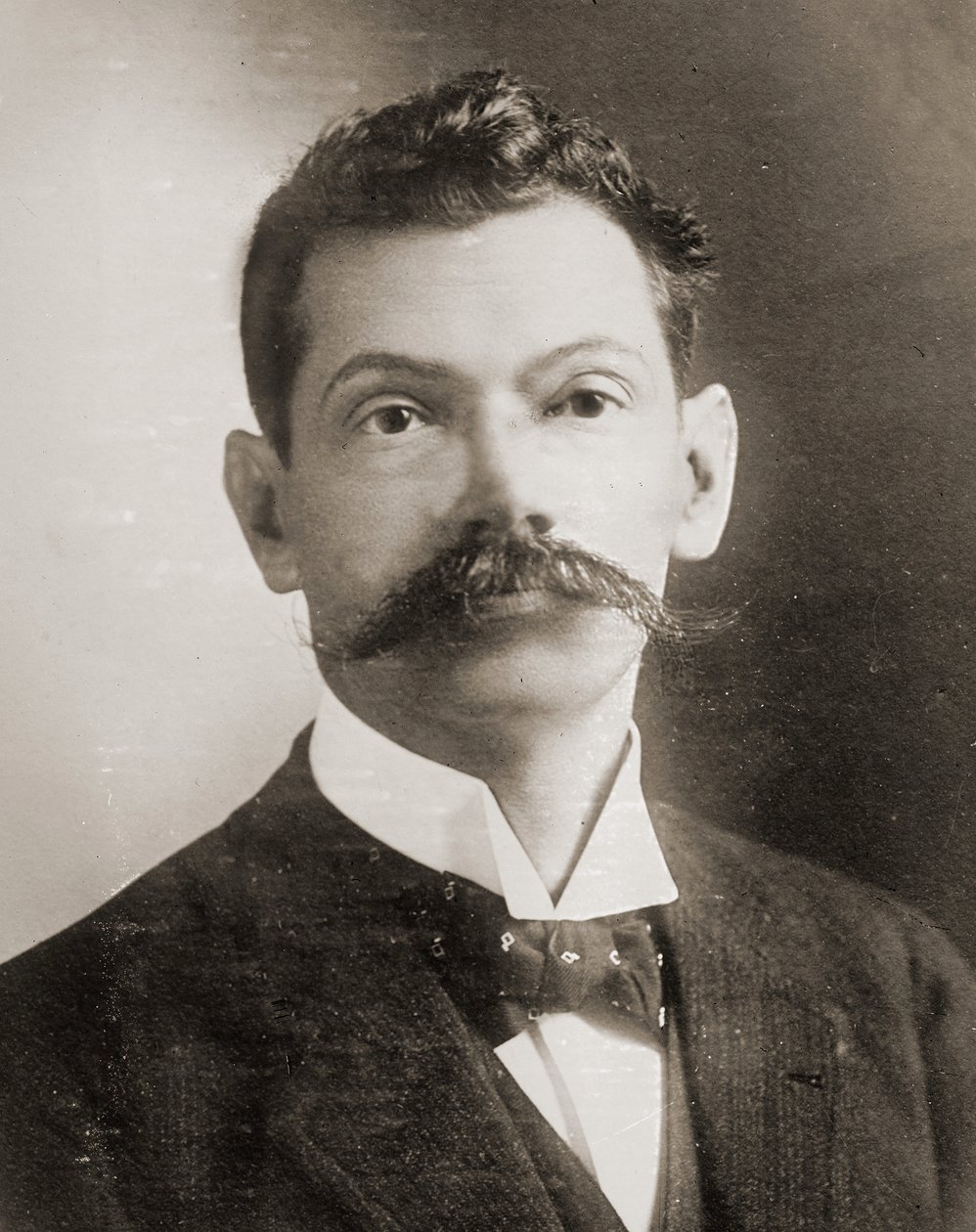 صورة للدكتور فرانسيسكو برتراند باراهونا c.1910 بواسطة غير معروف
