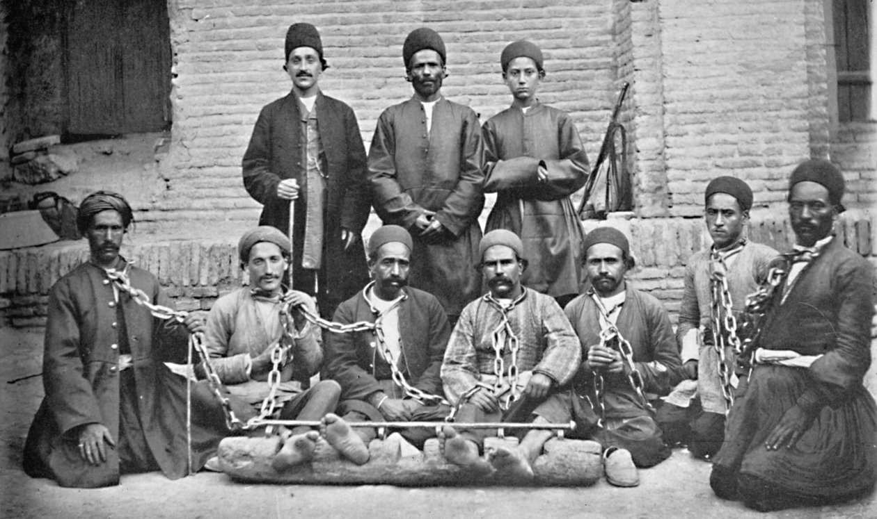 سجناء وحراس في ساحة سجن ، نهاوند ، بلاد فارس ، 1902 بواسطة غير معروف