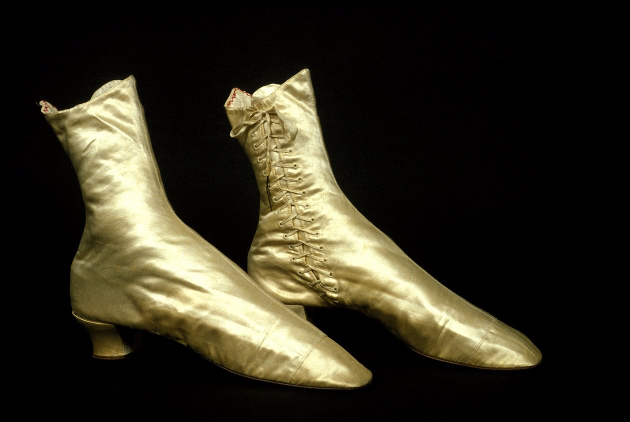 حذاء 1810 نسائي للكاحل مع Heel Museo del Castello ، ميلانو بواسطة فنان غير معروف