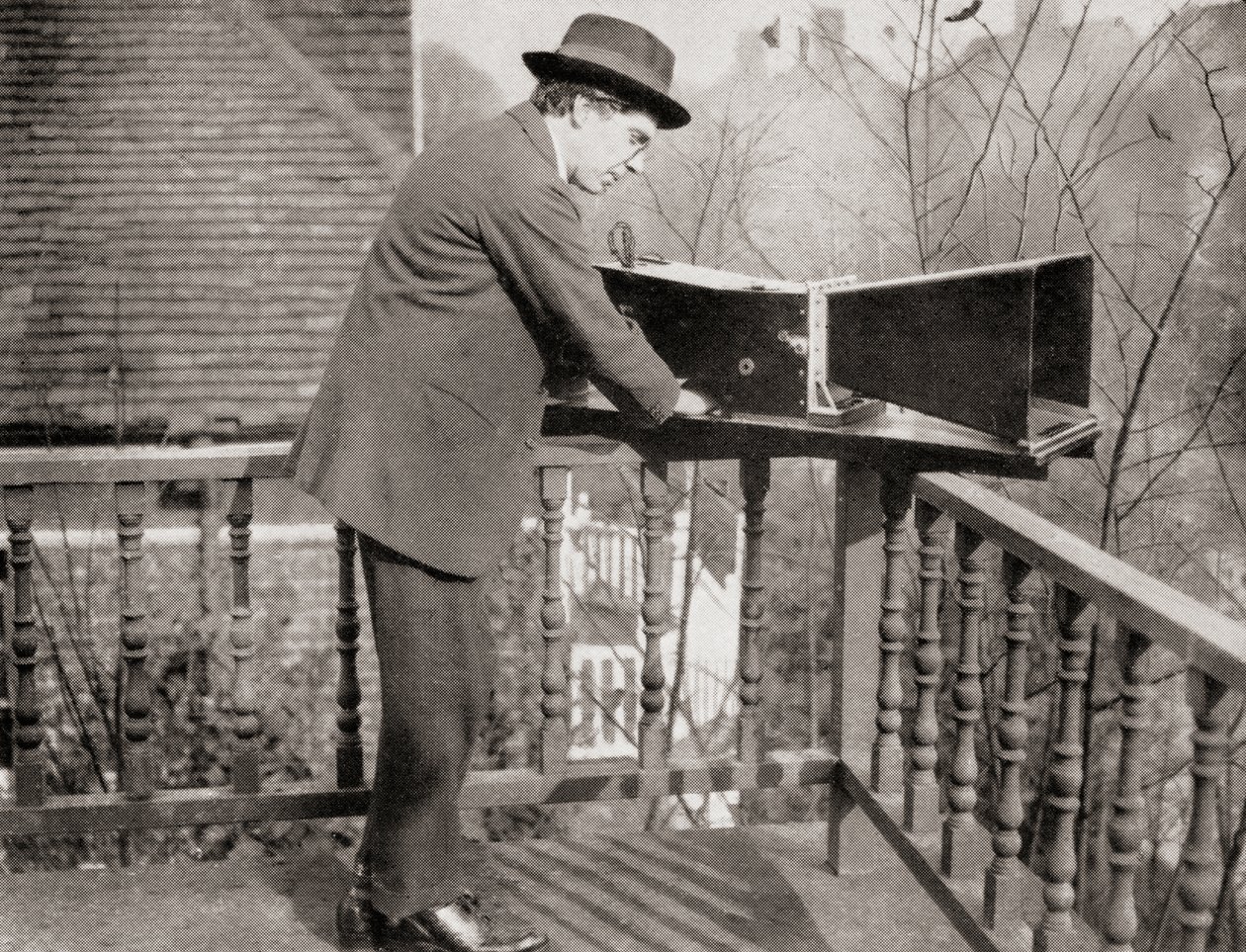 أرشيبالد مونتغمري لو مع مقياس السمع ، من Master Minds of Modern Science ، نشر عام 1930 بواسطة غير معروف