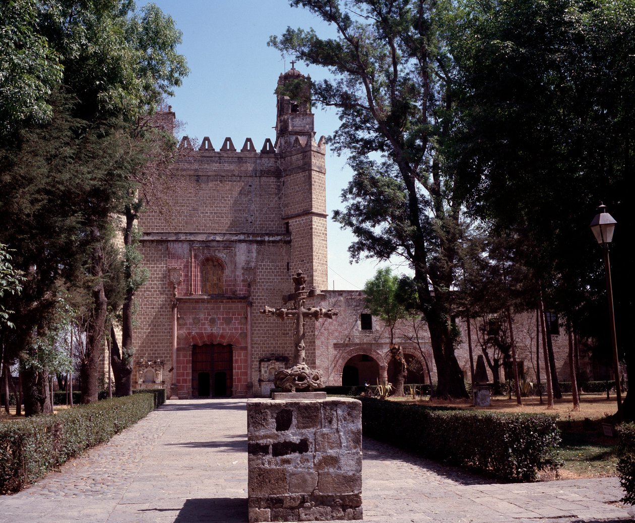 Art Mexico: منظر لدير Augustinian (دير San Augustin Acolman) يعود تاريخه إلى عام 1571. صُنع الصليب بواسطة فناني Tequitqui من السكان الأصليين. المكسيك. أكولمان بواسطة فنان غير معروف