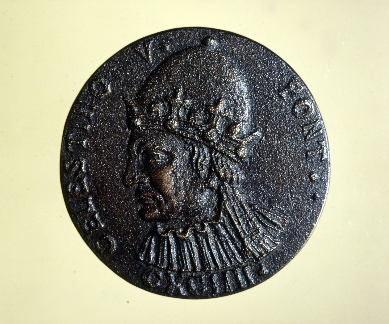 سلستين الخامس (أو القديس بيتر سيليستين) (1215 - 1296) البابا الذي انتقل. وسام خزانة وسام روما. بواسطة فنان غير معروف