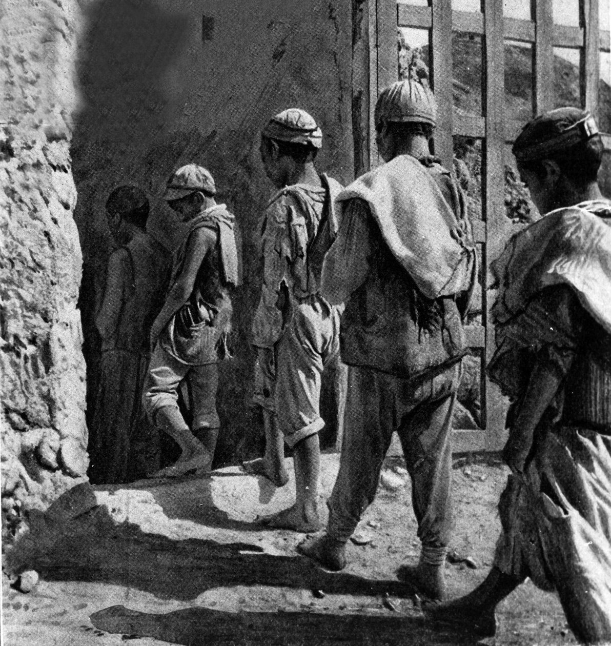 تشغيل الاطفال؛ carusi ، عمال المناجم ، يدخلون المنجم. بواسطة فنان غير معروف