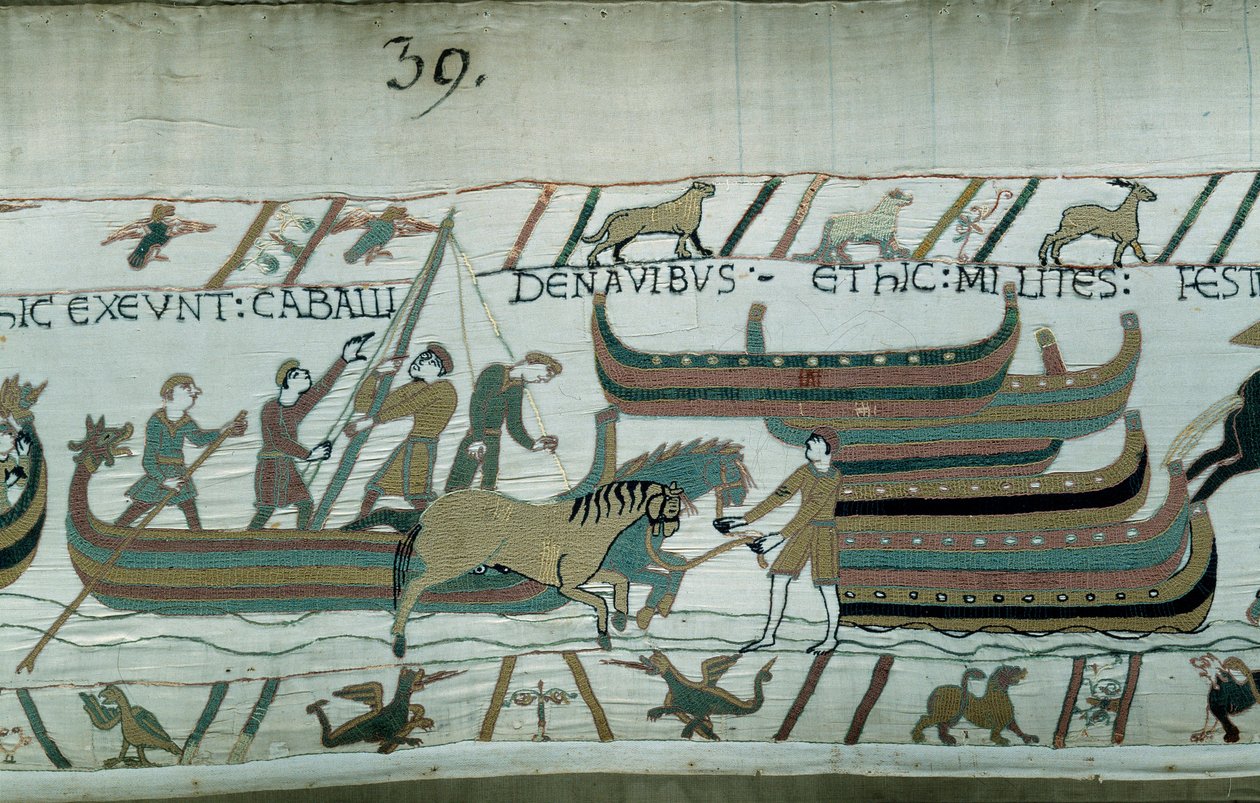 غزو إنجلترا من قبل دوق نورماندي ويليام الفاتح (1027-1087) عام 1066: أبحرت السفن النورماندية على الساحل الإنجليزي. يسحب الحصان القارب في الرواق. تفاصيل من نسيج بايو أو تطريز الملكة ماتيلد بواسطة فنان غير معروف