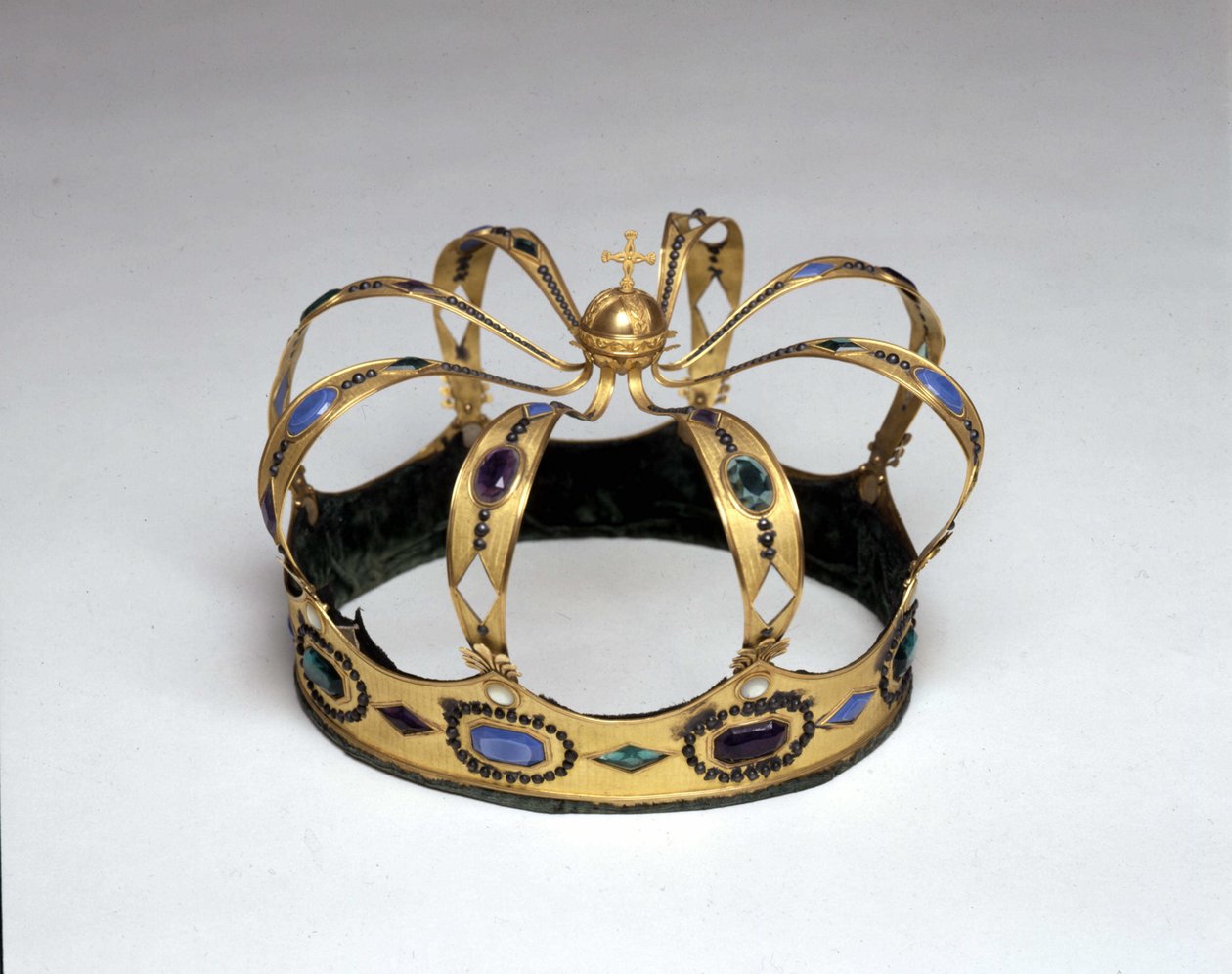 تاج من الذهب والأحجار الكريمة لملك إيطاليا من قبل نابليون بونابرت (1769 - 1821). متحف Risorgimento. ميلان بواسطة فنان غير معروف