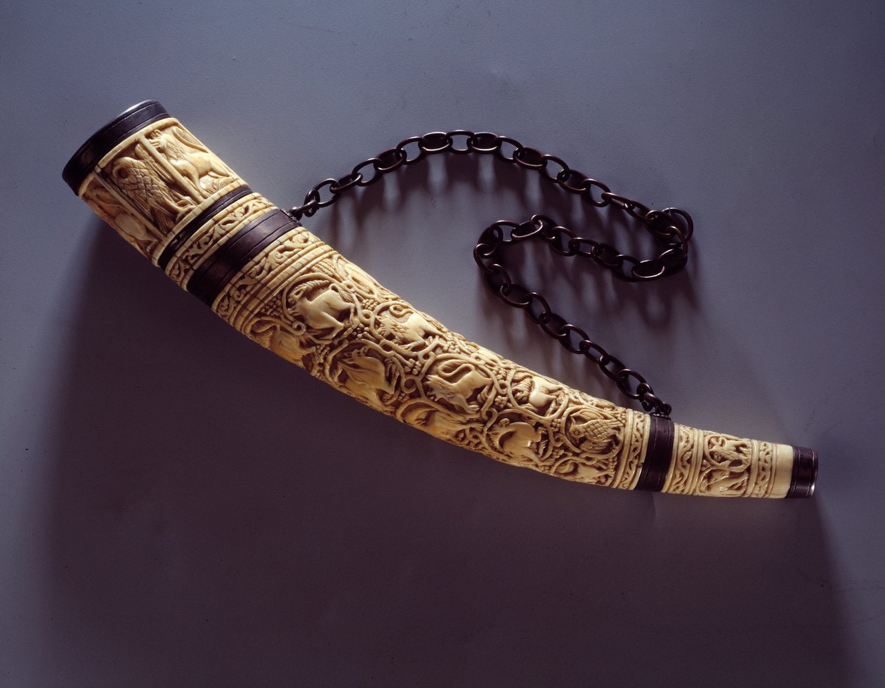 يتصاعد العاج أوليفر على الفضة. 1050-1100. باريس ، متحف اللوفر بواسطة فنان غير معروف