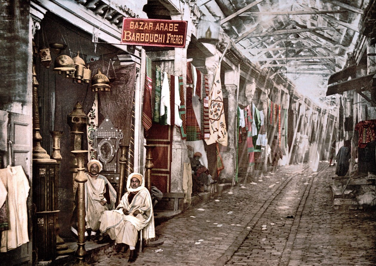 Le souc el Trouck في تونس: تسوق مع اللافتة الفرنسية "" Bazaar arabic Barbouchi Brothers "". الفوتوكروم v. 1900. بواسطة فنان غير معروف