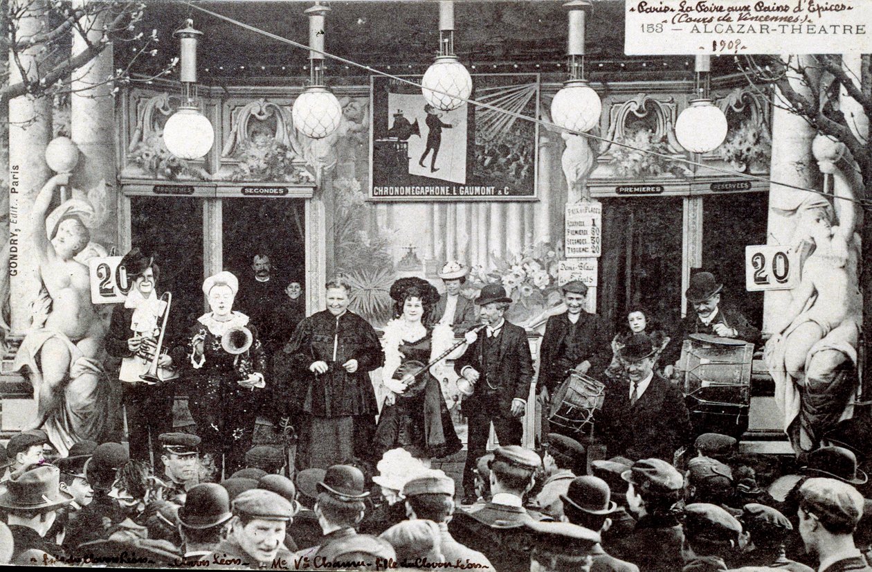 عرض موسيقي في معرض خبز الزنجبيل أمام مبنى مسرح الكازار بواسطة فنان غير معروف