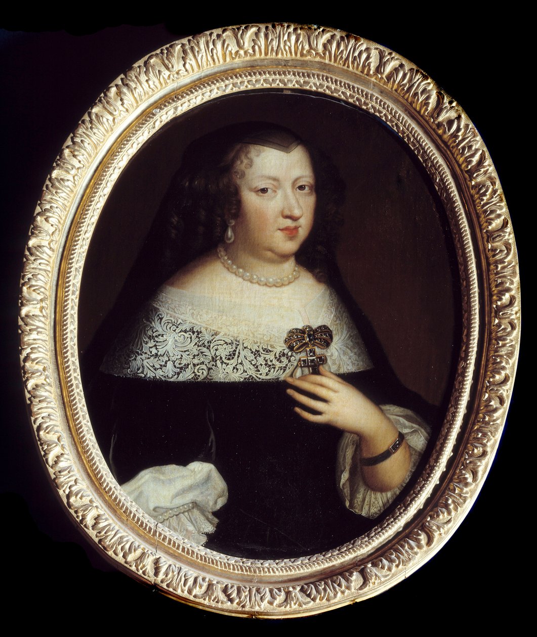 صورة آن من النمسا (1601-1666) ملكة فرنسا. ترتدي مجوهرات من اللؤلؤ ، وقلادة مزينة بالأحجار الكريمة على شكل صليب ، وسوار حول معصمها الأيسر. لوحة مجهولة بواسطة فنان غير معروف