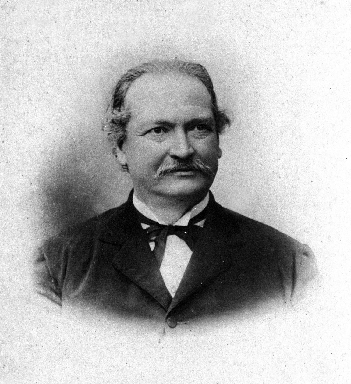 صورة للفيزيائي الإيطالي أنطونيو باكينوتي (1841-1912). بواسطة فنان غير معروف