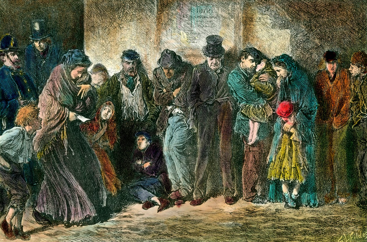 الفقر في لندن عند باب مأوى عائلات فقيرة وجائعة تصطف أمام منزل. نقش من عام 1869. مجموعة خاصة بواسطة فنان غير معروف