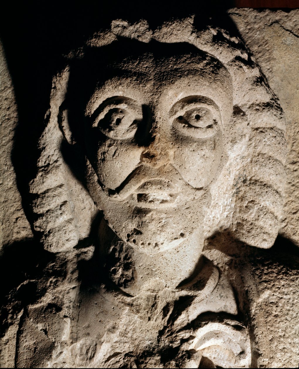 تمثيل فريدريك الأول من Hohenstaufen (1122-1190) المعروف باسم فريدريك باربيروس ، ملك ألمانيا والإمبراطور الألماني. الإغاثة على الحجر. متحف قلعة ميلانو بواسطة فنان غير معروف