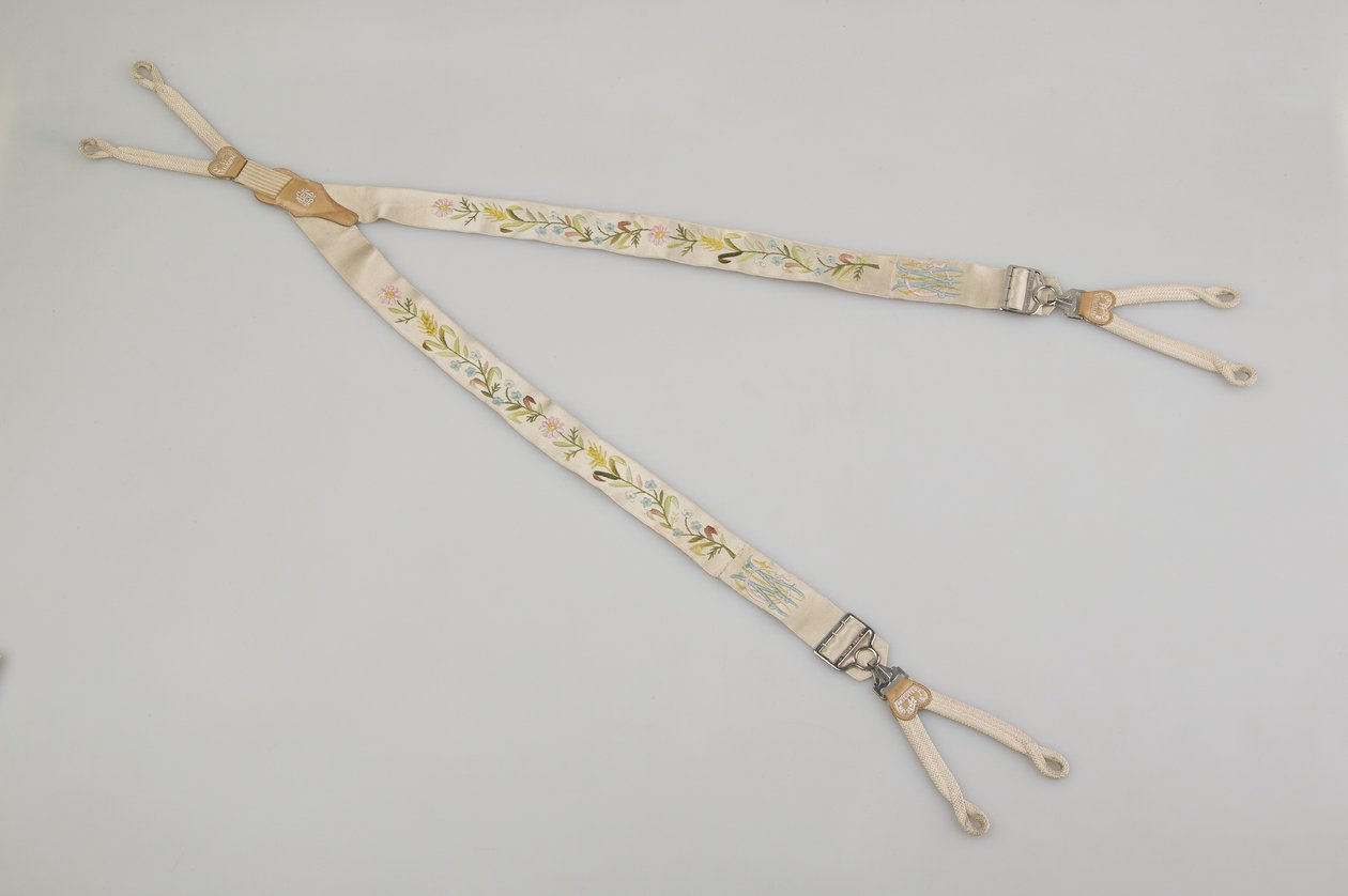 Suspenders, c.1880, Emroidered white satin, leather, silver, Maker unknown بواسطة فنان غير معروف