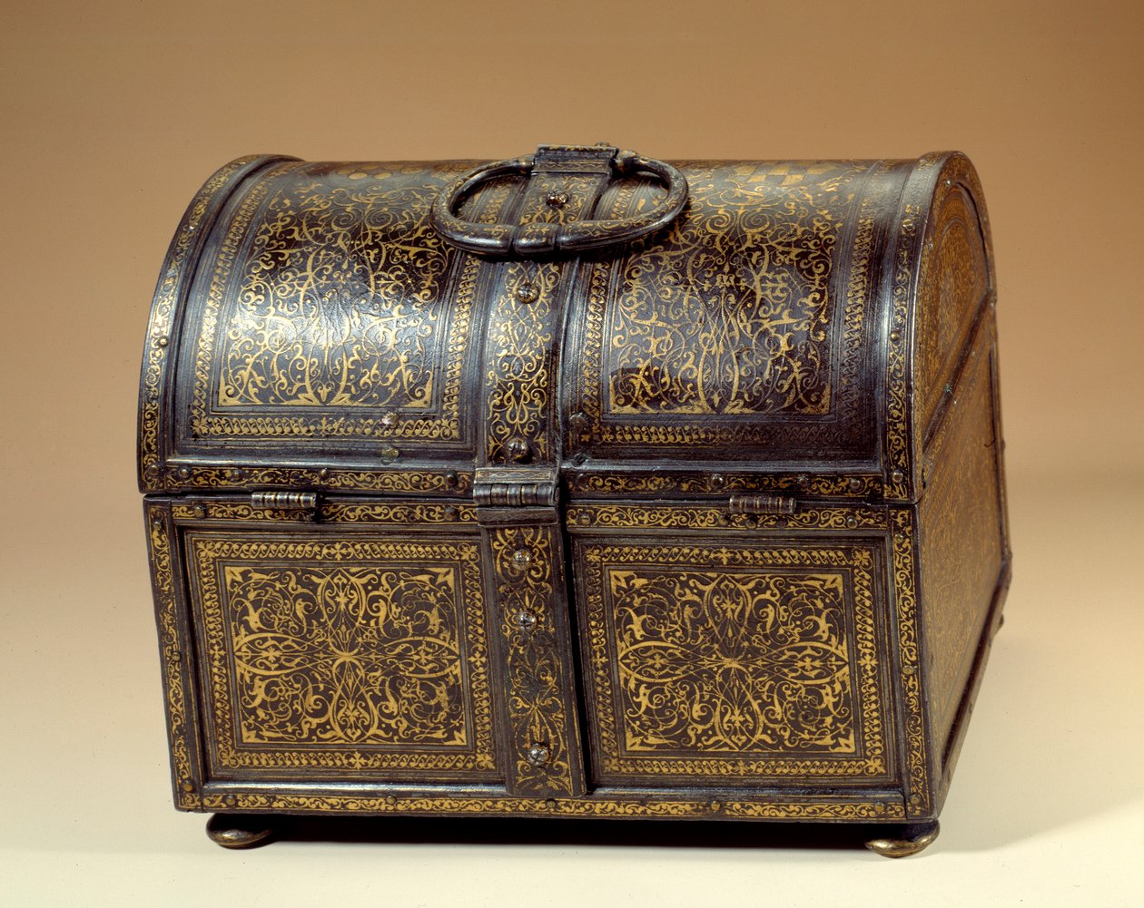 صندوق سلاح Cosimo I (Cosimo de Medici) (1519-1574) و Eleonore de Toledo (1519-1562) (Eleonora di Toledo) من المعدن والدماسكوين. القرن السادس عشر في باريس ، متحف اللوفر بواسطة فنان غير معروف