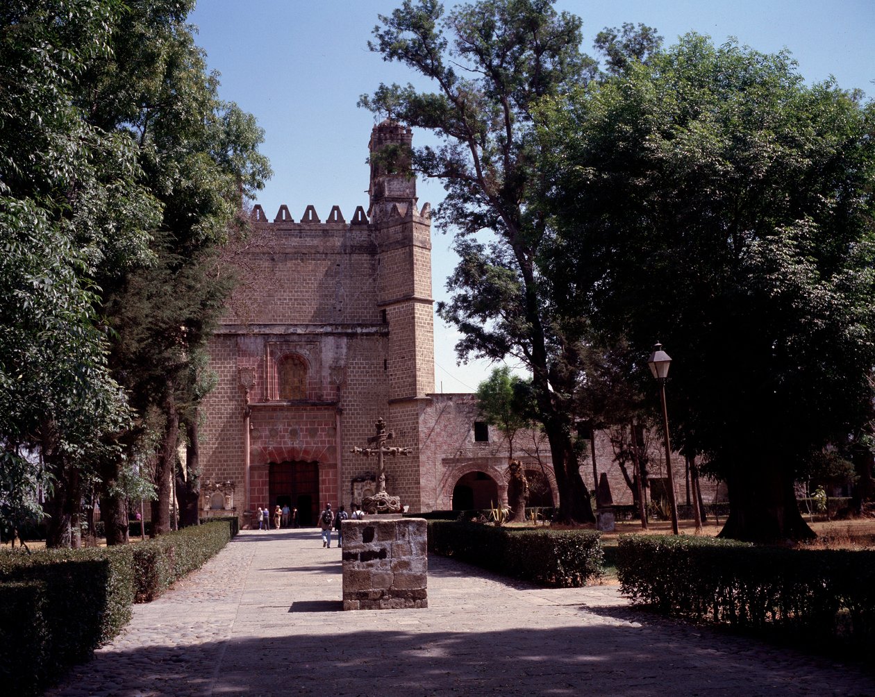 Art Mexico: منظر لدير Augustinian (دير San Augustin Acolman) يعود تاريخه إلى عام 1571. صُنع الصليب بواسطة فناني Tequitqui من السكان الأصليين. المكسيك. أكولمان بواسطة فنان غير معروف