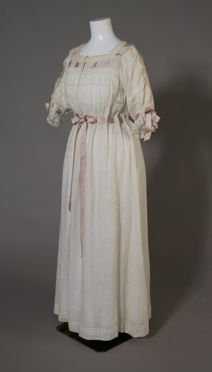 ثوب نوم بيرثا بالمر ، حوالي 1880 (منظر أمامي مائل) ، قطن أبيض ، دانتيل ، تطريز ، وشريط حريري. بواسطة فنان غير معروف