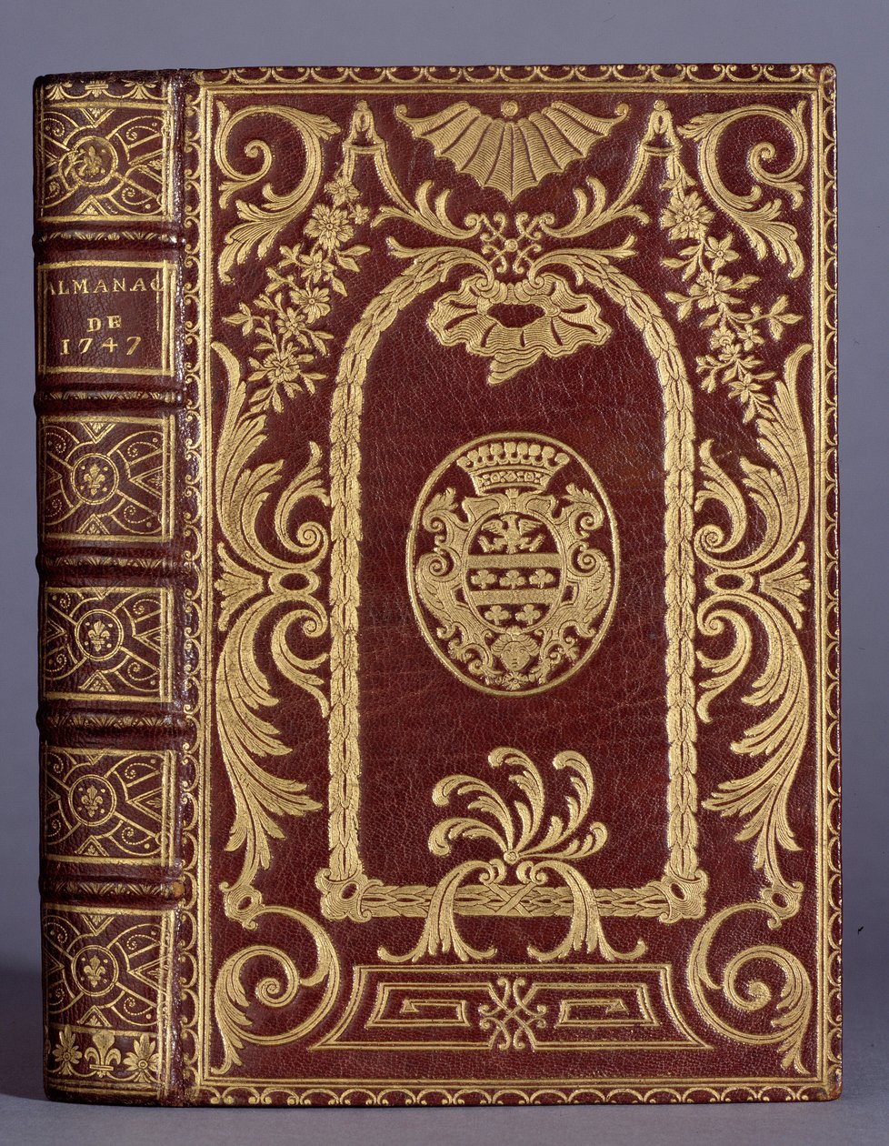 يتنوع غلاف الكتاب ، الغلاف بالزخارف ، حسب أذرع عائلة كوت من تقويم من عام 1747. باريس ، فنون زخرفية بواسطة فنان غير معروف