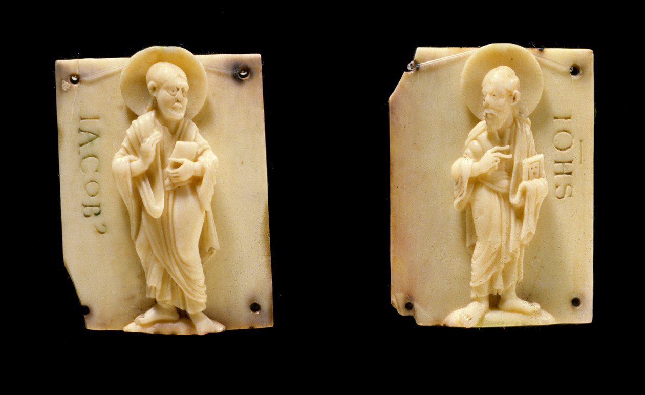 لوحات عاجية منحوتة تمثل Apotres Saint John و Saint James. القرن الثاني عشر. متحف فيفينيل كومبين بواسطة فنان غير معروف