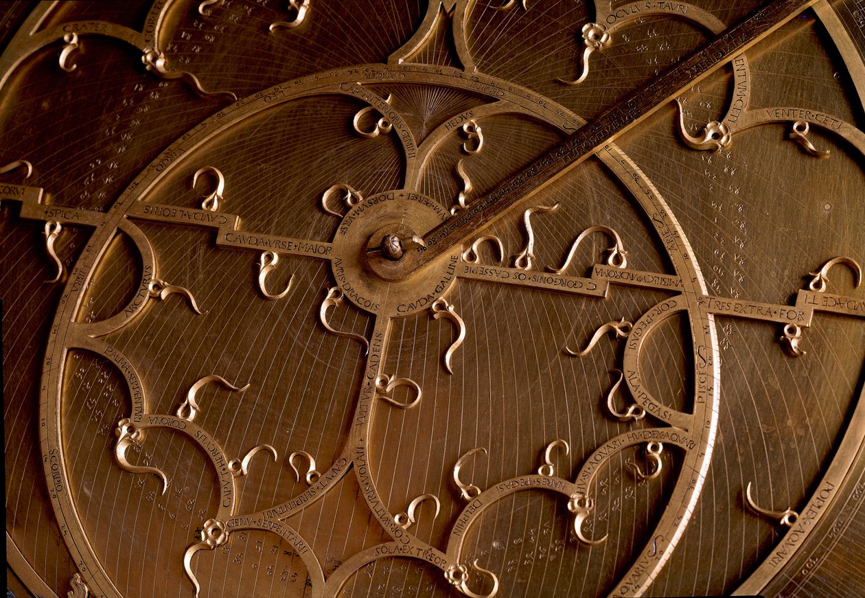 Detail view of a copper astrolabe. 17th century Florence, istituto e museo di storia delle scienze بواسطة فنان غير معروف