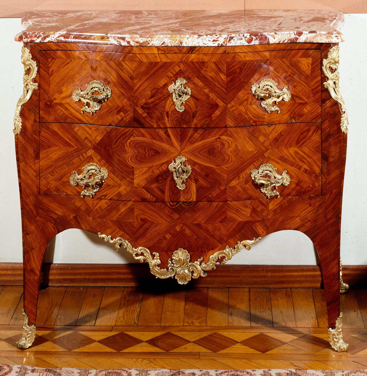 الأثاث: خزانة ذات أدراج صغيرة من خشب الأرز. 1735-1745 تقريبًا خافت. 87x100x50 سم مجموعة خاصة بواسطة فنان غير معروف